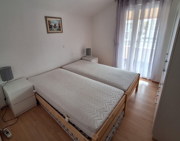 Chambre avec lits simples et accès au balcon