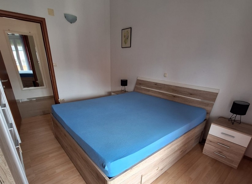 Chambre avec un lit double et tables de chevet