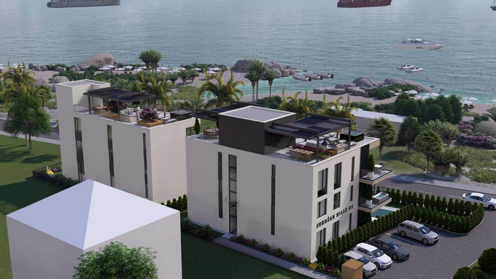 Bâtiments modernes près de la plage avec toits-terrasses