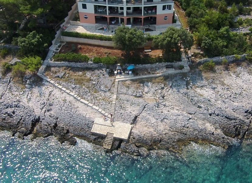 Appartement pieds dans l'eau à vendre en Croatie sur l'île de Korcula.