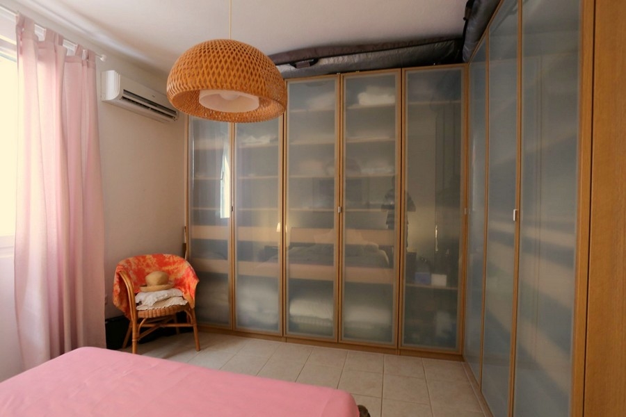 Rangements dans la chambre.