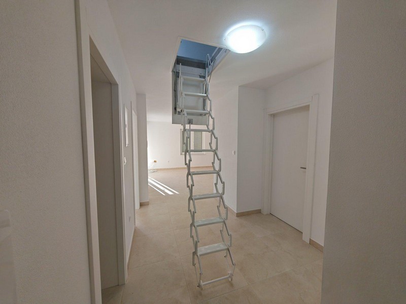 Un escalier d'appoint mène aux combles du bien A3512.