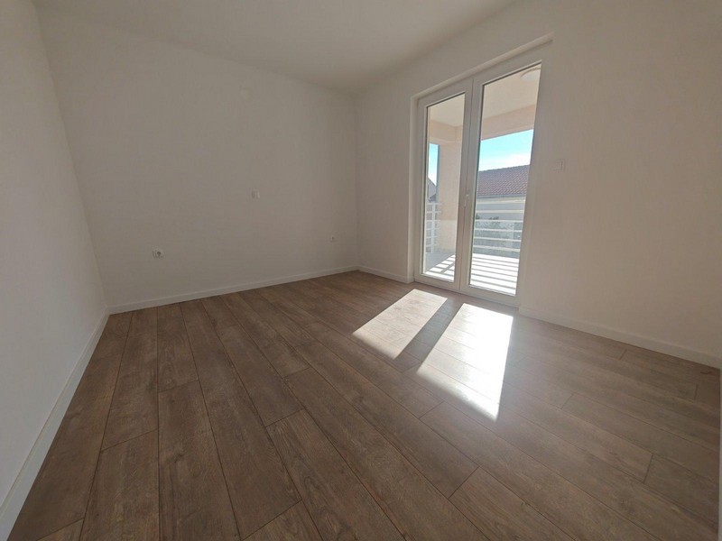 Chambre avec accès à la terrasse.