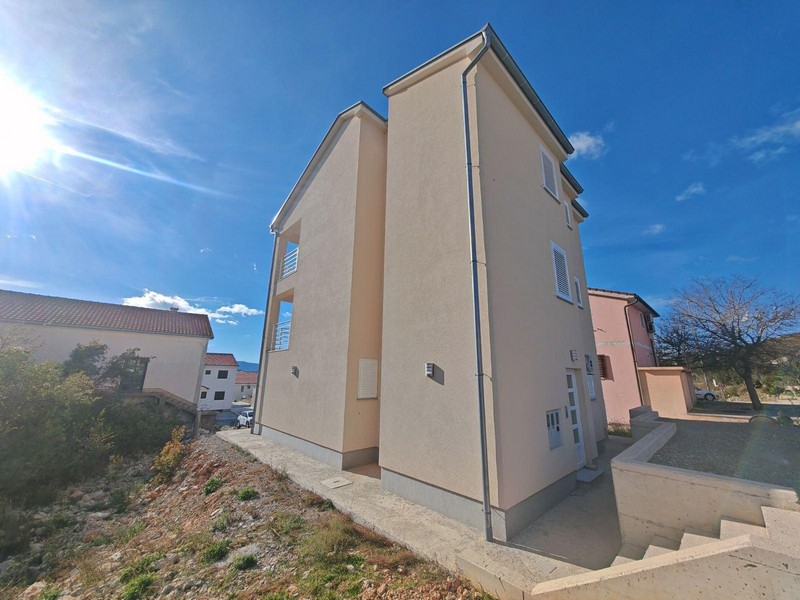 Bien A3512 à vendre à Povile près de Novi Vinodolski en Croatie.