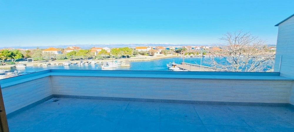 Appartement en première ligne face à la mer à vendre en Croatie.