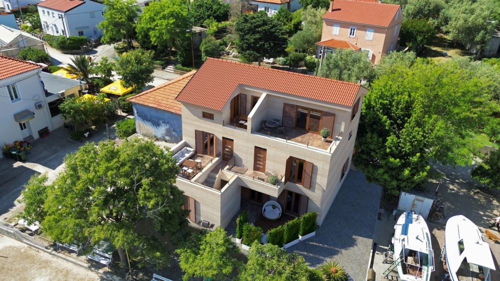 Appartements modernes pieds dans l'eau dans un programme neuf sur Ugljan, Croatie.