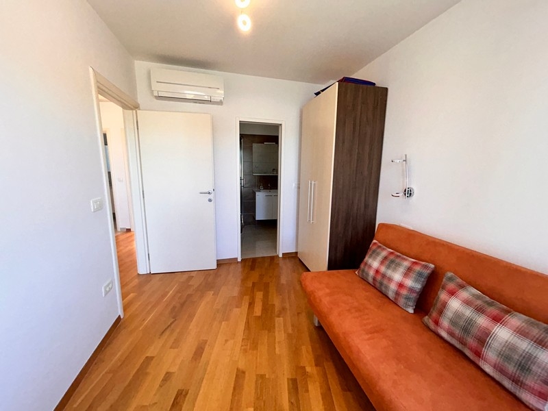 Chambre climatisée avec canapé