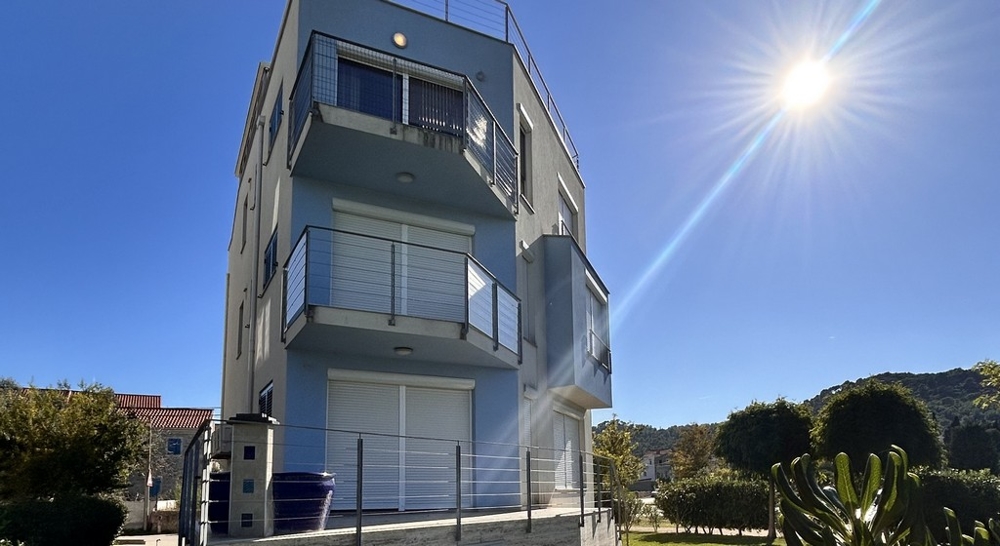 Appartement moderne avec toit-terrasse sur Ugljan à vendre.