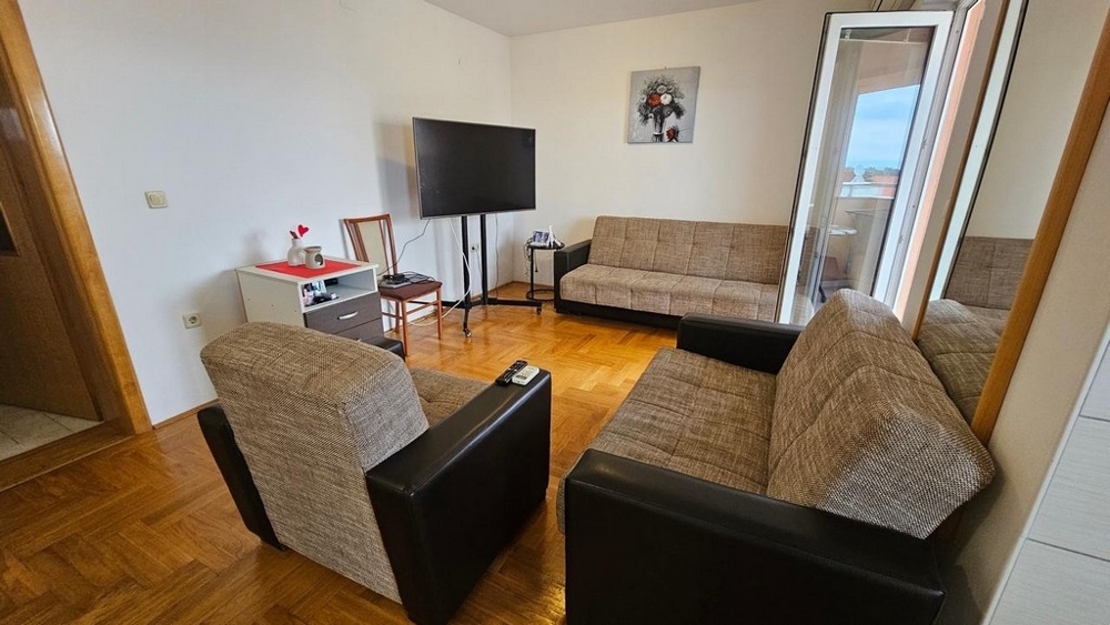 Séjour meublé avec accès à la terrasse de l'appartement à vendre à Malinska (Croatie).