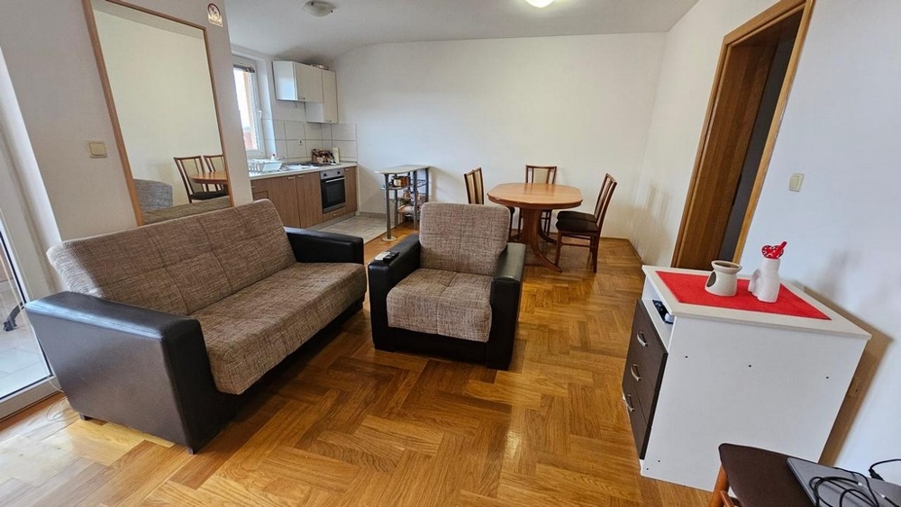 Salon et vue sur la cuisine du bien A3543 en Croatie.