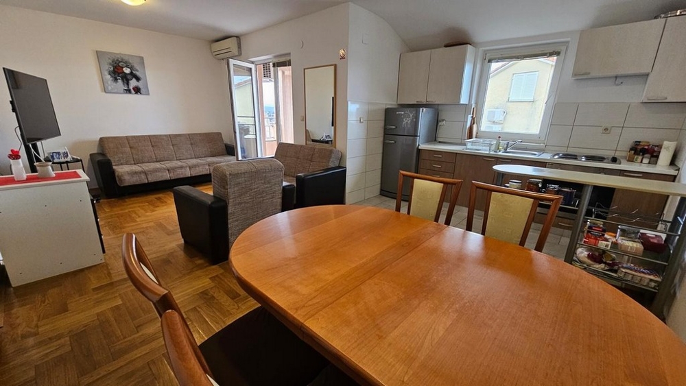 Coin repas, cuisine et vue sur le salon du bien A3543.