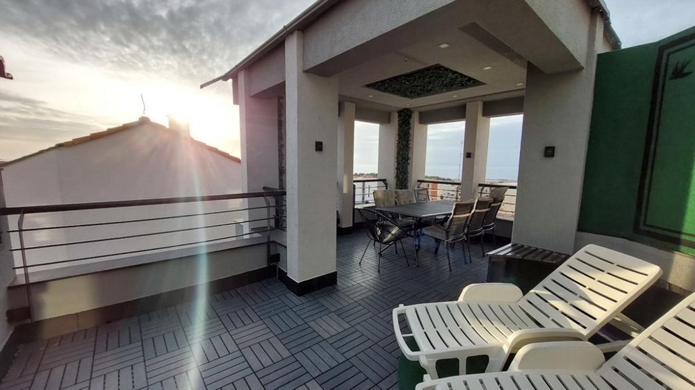 Grande terrasse de l'appartement A3545 en Croatie.
