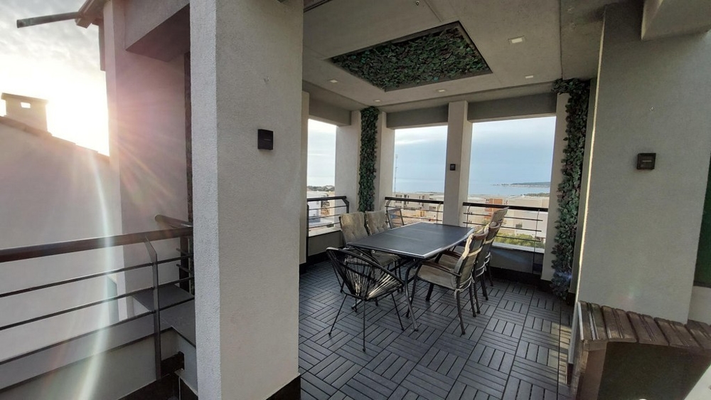 Grande terrasse avec vue sur la mer du bien A3545 à Novalja.