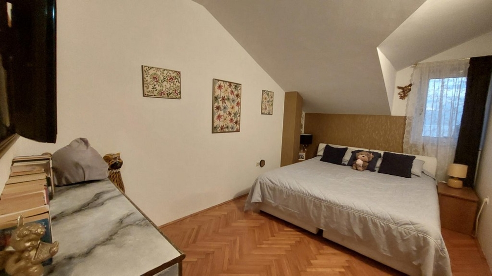 Chambre avec lit double et fenêtre