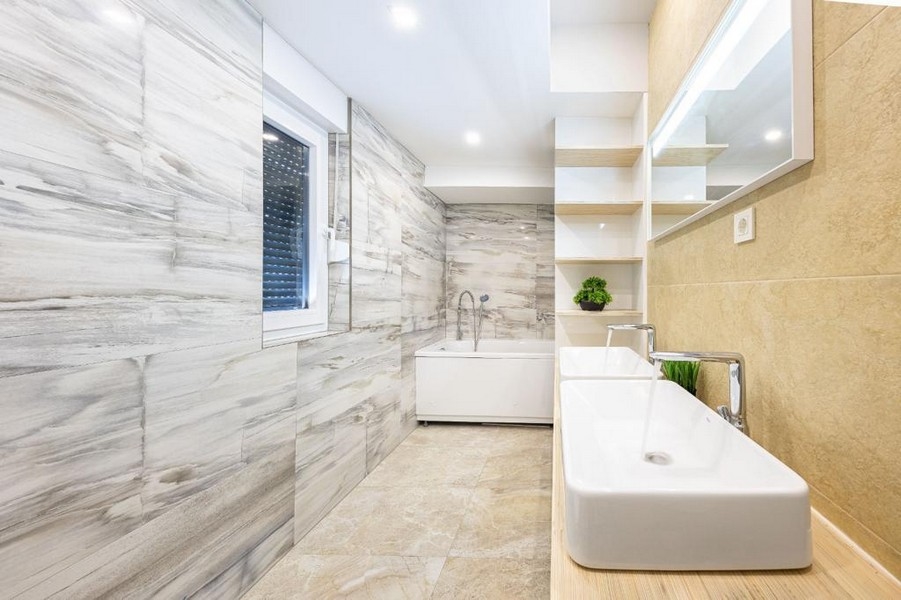 Salle de bains avec douche et équipement moderne