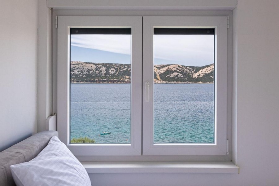 Vue mer depuis le bien A3546 à Stara Novalja, Croatie.