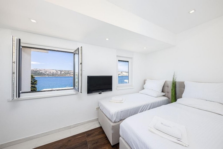 Chambre avec deux lits simples et belle vue mer.