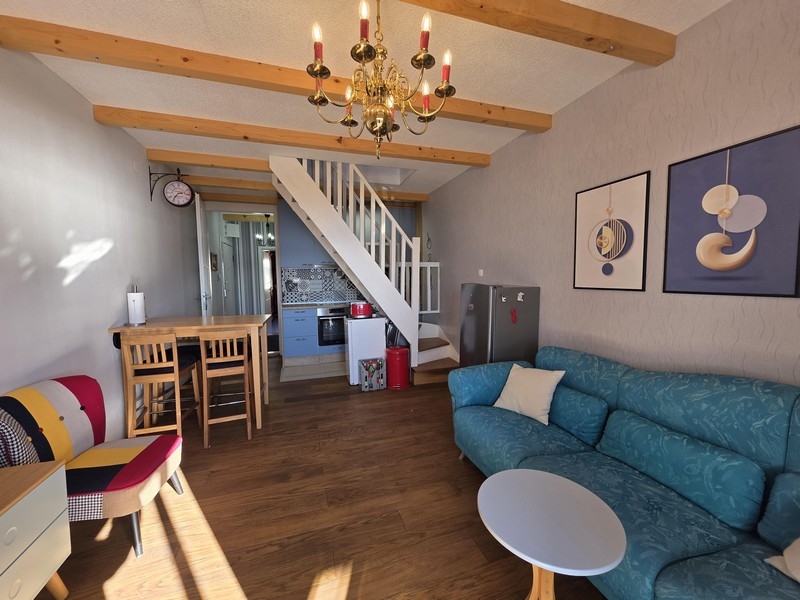Séjour et vue sur l'escalier intérieur du bien A3552.