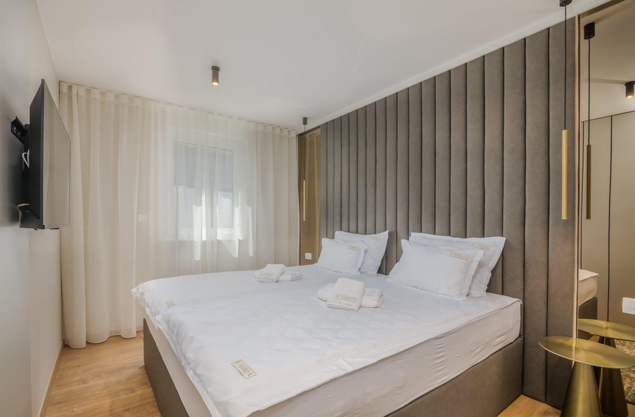 Chambre principale avec lit à sommier tapissier