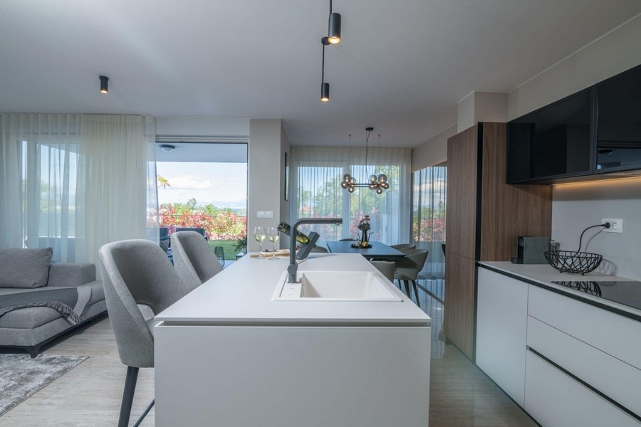 Séjour ouvert avec cuisine moderne et coin repas