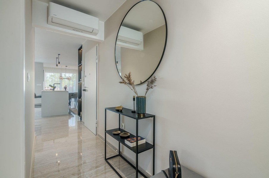 Entrée avec miroir et décoration soignée