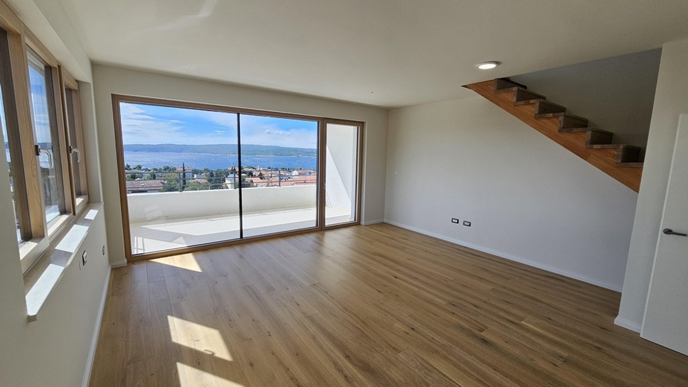 Séjour avec escalier et vue mer