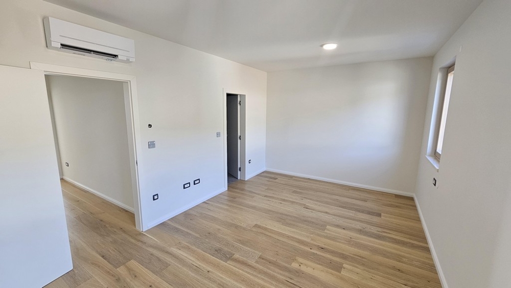 Chambre avec accès à la salle de bains