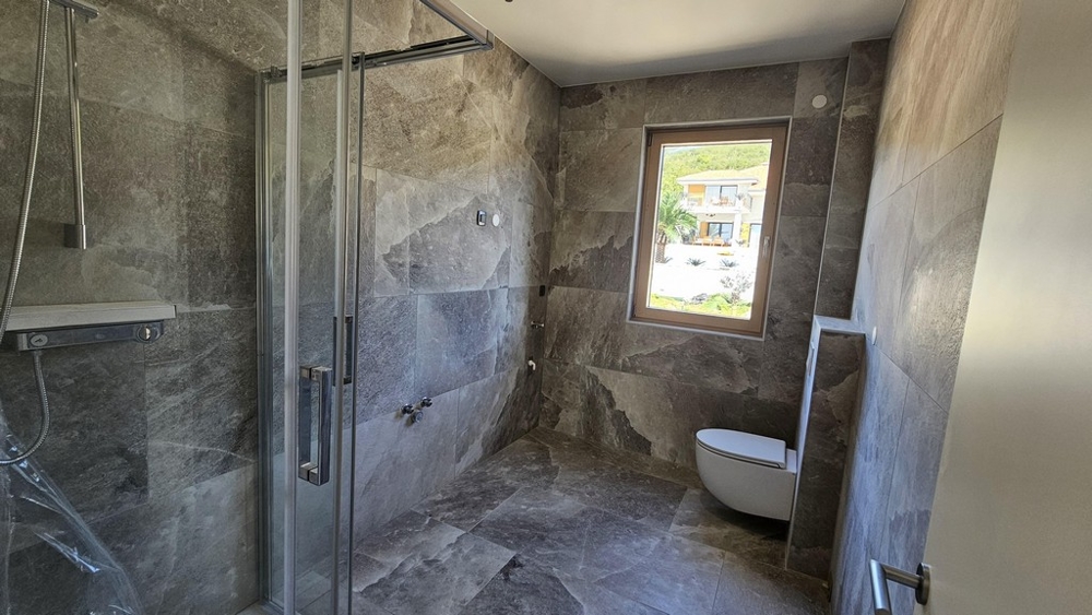 Salle de bains moderne avec douche et fenêtre