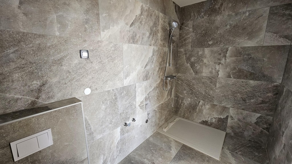 Grande salle de bains avec douche moderne