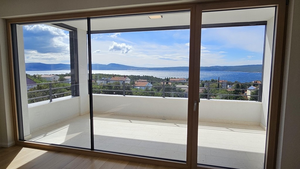 Balcon avec façade vitrée et vue mer