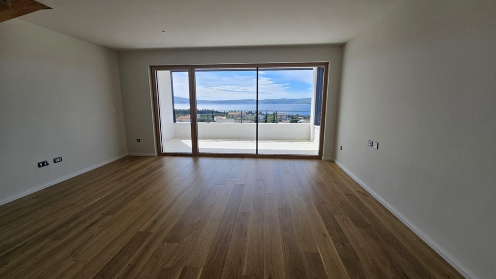 Séjour avec parquet et grande baie vitrée