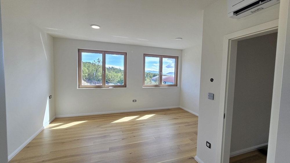 Chambre avec deux fenêtres et parquet