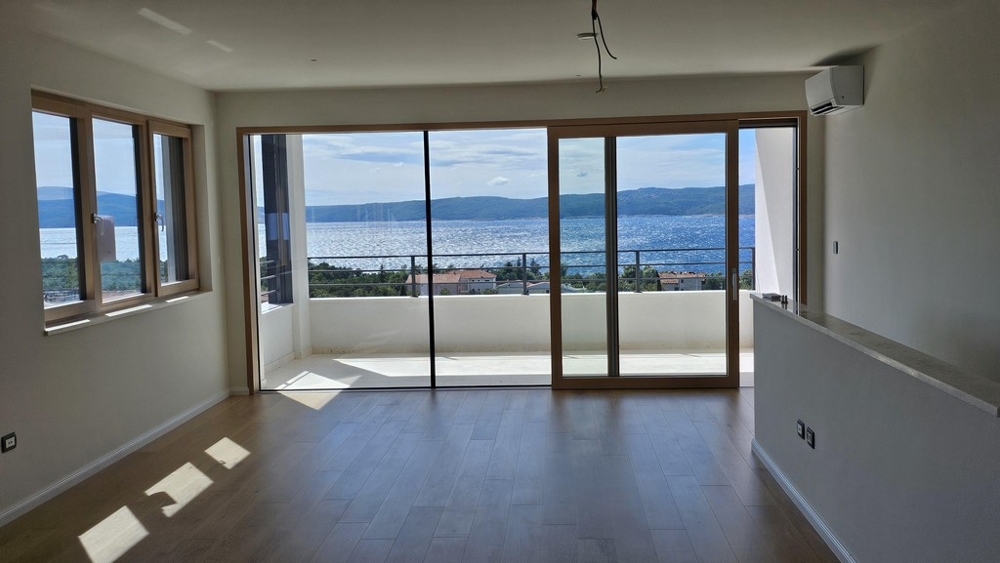 Cet appartement avec belle vue mer est à vendre.