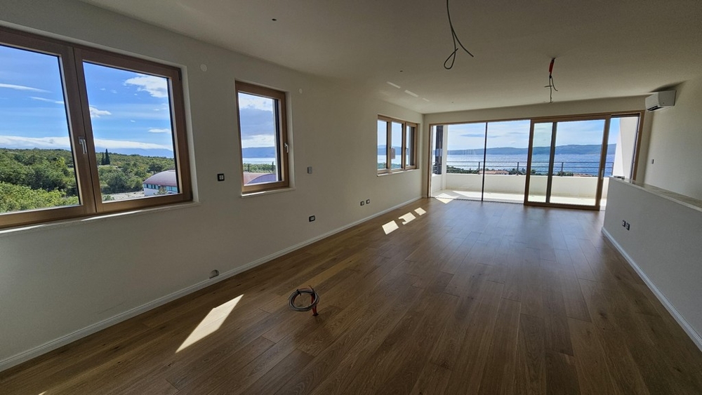 Grand séjour avec vue mer et baies vitrées du sol au plafond