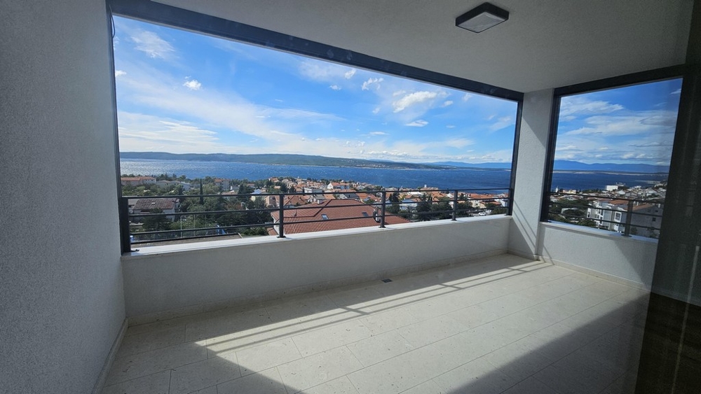 Terrasse couverte avec vue panoramique sur la mer et la ville