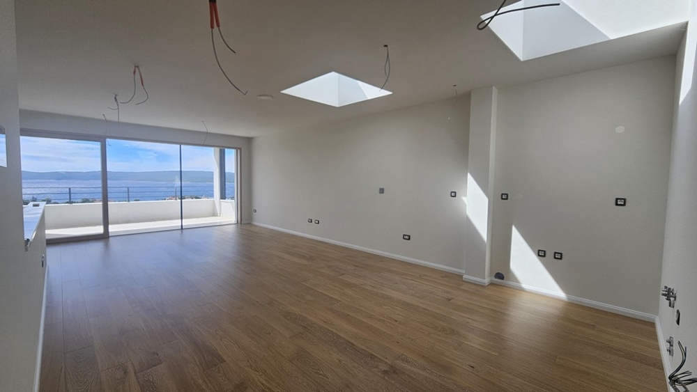 Séjour baigné de lumière avec vue mer et parquet
