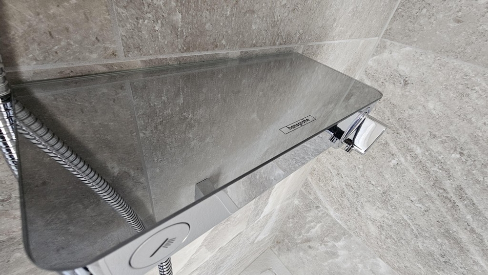 Robinetterie de douche Hansgrohe de qualité dans la salle de bains moderne