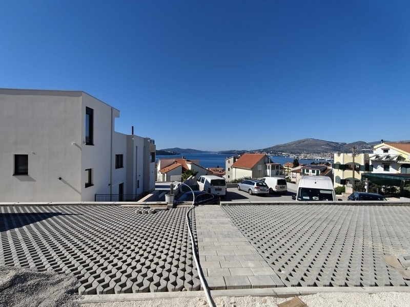 Places de stationnement devant le bâtiment