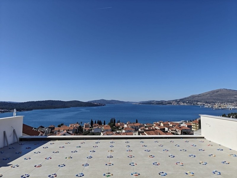 Vaste toit-terrasse avec vue sur la baie