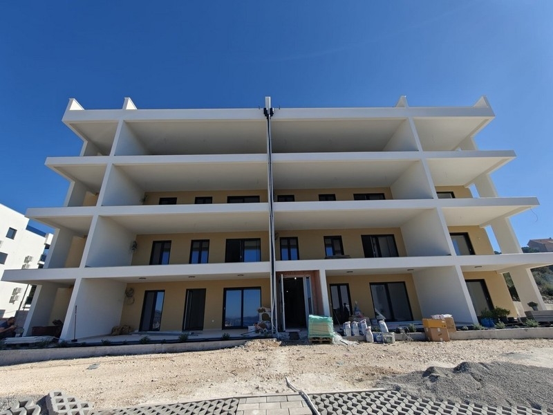 Façade de l'immeuble neuf avec loggias et terrasses