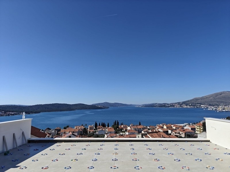 Toit-terrasse avec vue sur la mer