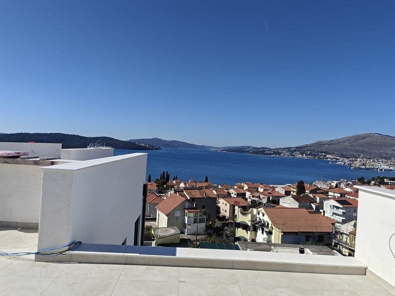 Vue du toit-terrasse par-dessus les toits jusqu'à la mer