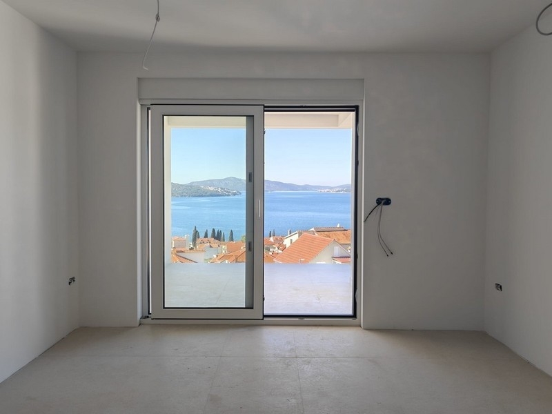 Séjour avec grande porte vitrée et vue mer