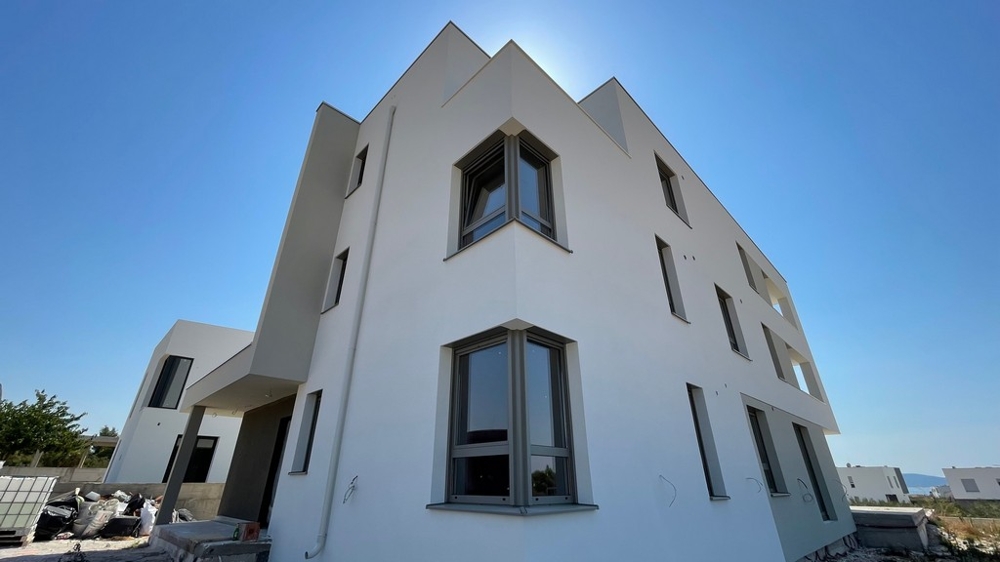 Façade de l'immeuble d'habitation moderne avec fenêtres d'angle à Vodice - bien A3577.