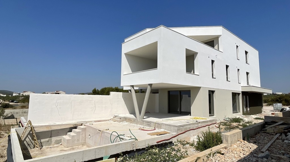 Immeuble neuf à Vodice avec penthouse en construction, vue extérieure avec piscine en gros œuvre - bien A3577.