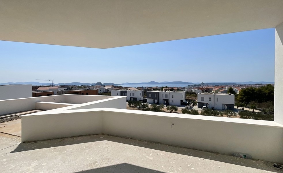 Vue du toit-terrasse du penthouse A3577 sur Vodice, la mer et les îles.