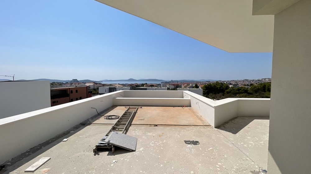 Grand toit-terrasse avec vue mer, penthouse A3577 à Vodice en construction.