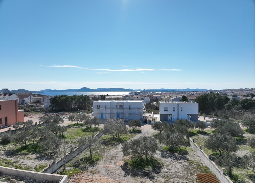Vue aérienne de la situation à Vodice avec vue sur la mer et les îles - bien A3577.