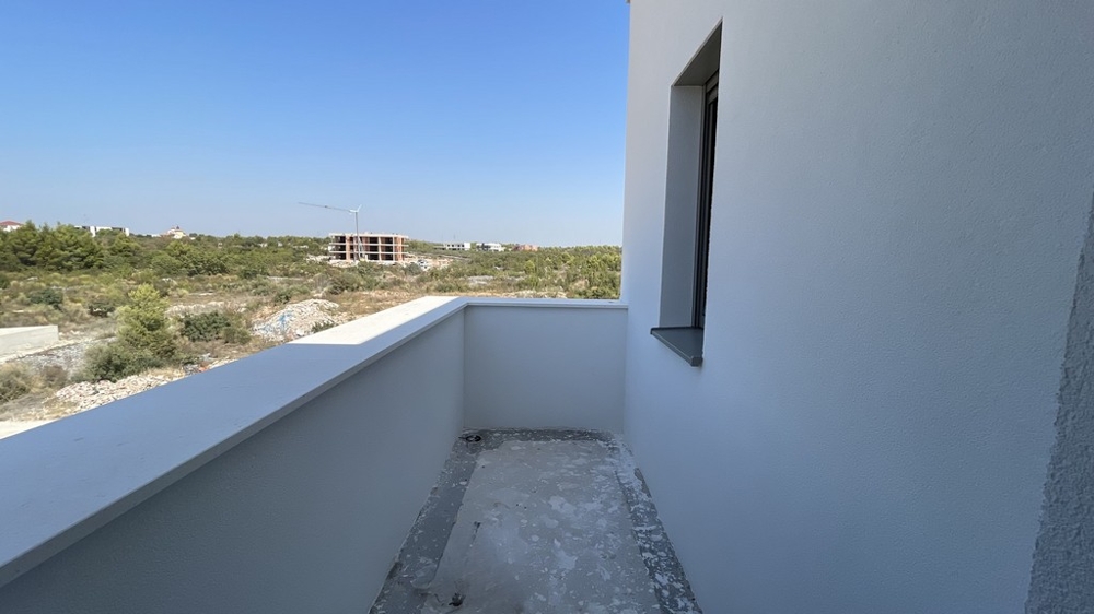 Balcon de la chambre du penthouse A3577 à Vodice, état de gros œuvre.