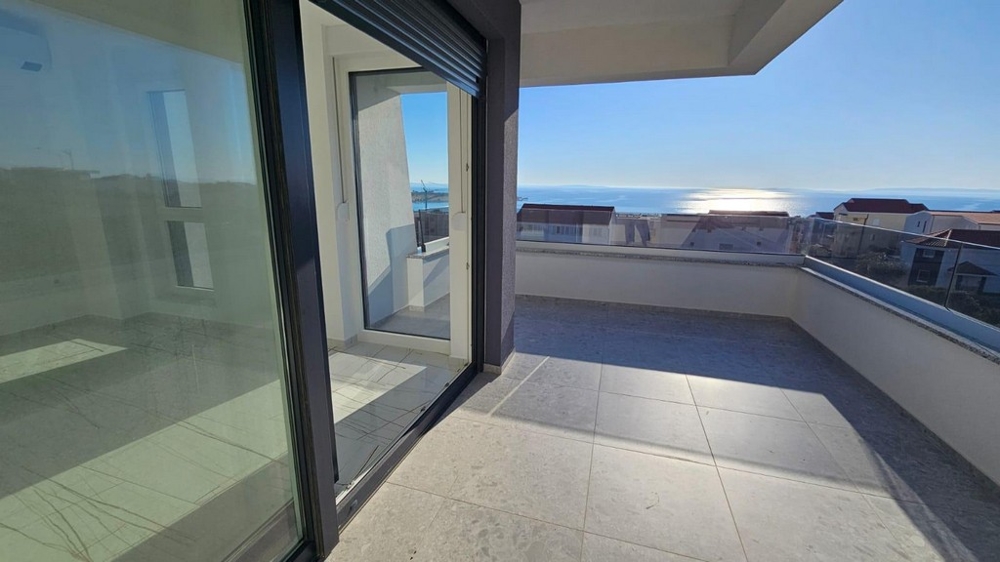 Appartement avec grande terrasse et vue mer à Novalja sur l'île de Pag en Croatie.